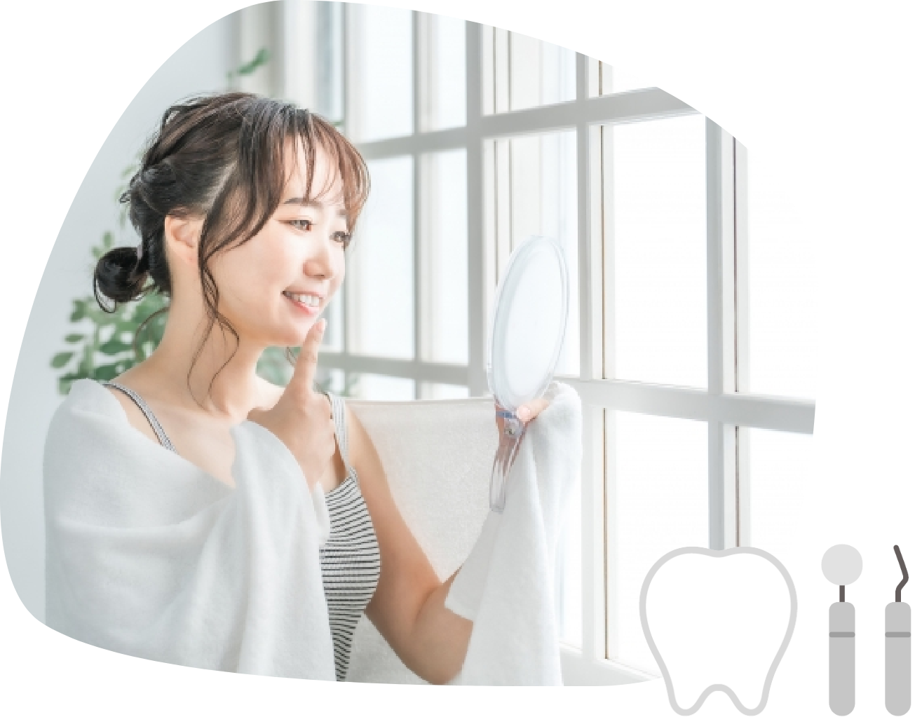 画像：鏡で歯の状態をチェックをしている女性